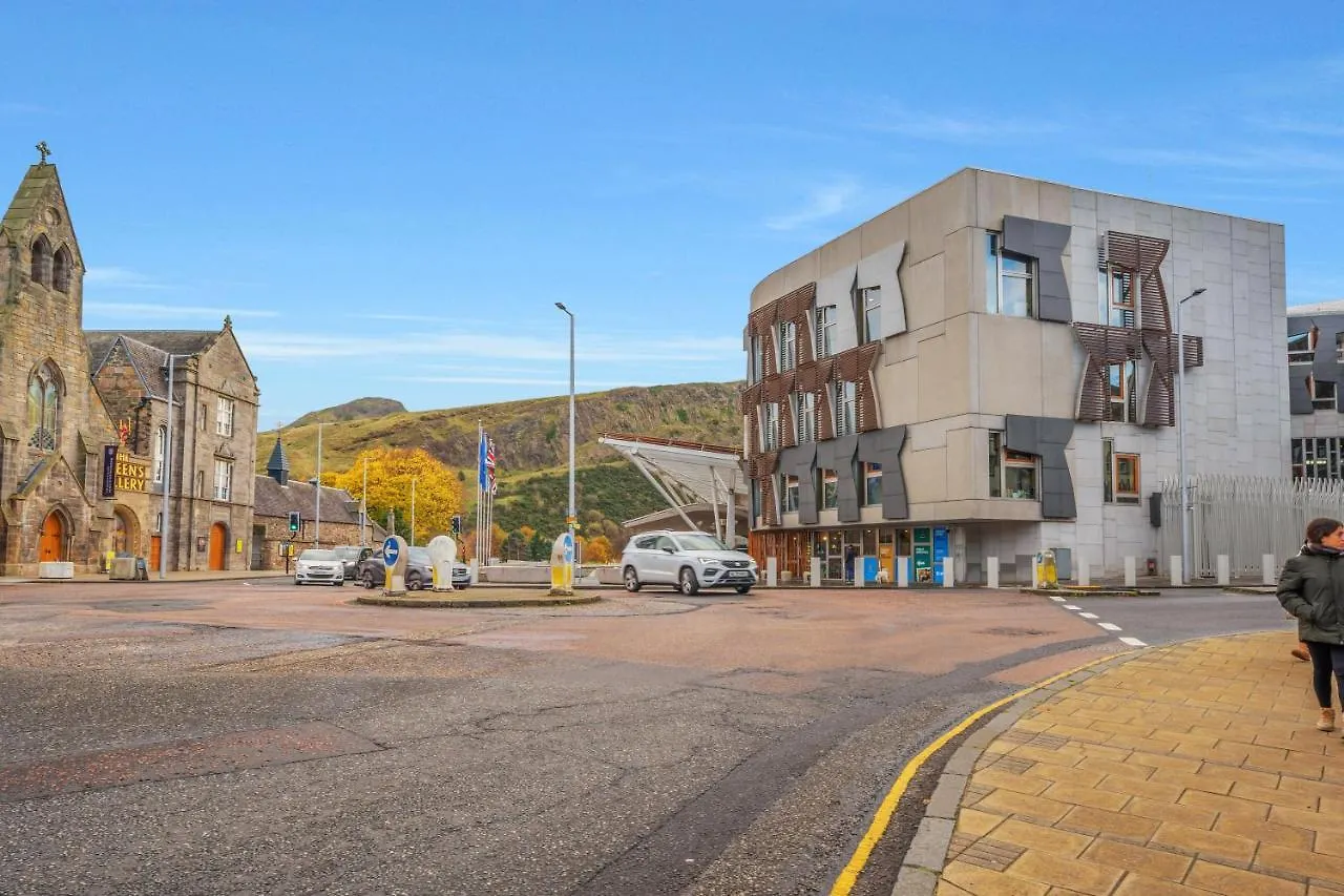 Spacious 3 Bedroom Modern House - Heart Of Edinburgh - Private Main Door Entrance & Private Garden With Stunning Views Of Arthur Seat Apartment