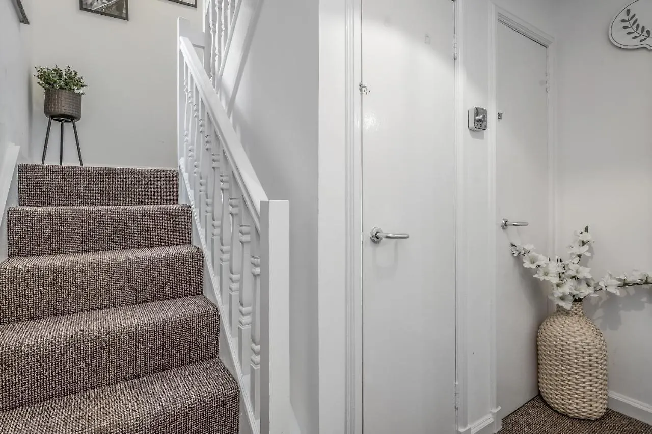 Spacious 3 Bedroom Modern House - Heart Of Edinburgh - Private Main Door Entrance & Private Garden With Stunning Views Of Arthur Seat 0*,  United Kingdom