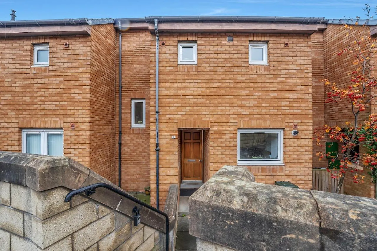 Spacious 3 Bedroom Modern House - Heart Of Edinburgh - Private Main Door Entrance & Private Garden With Stunning Views Of Arthur Seat