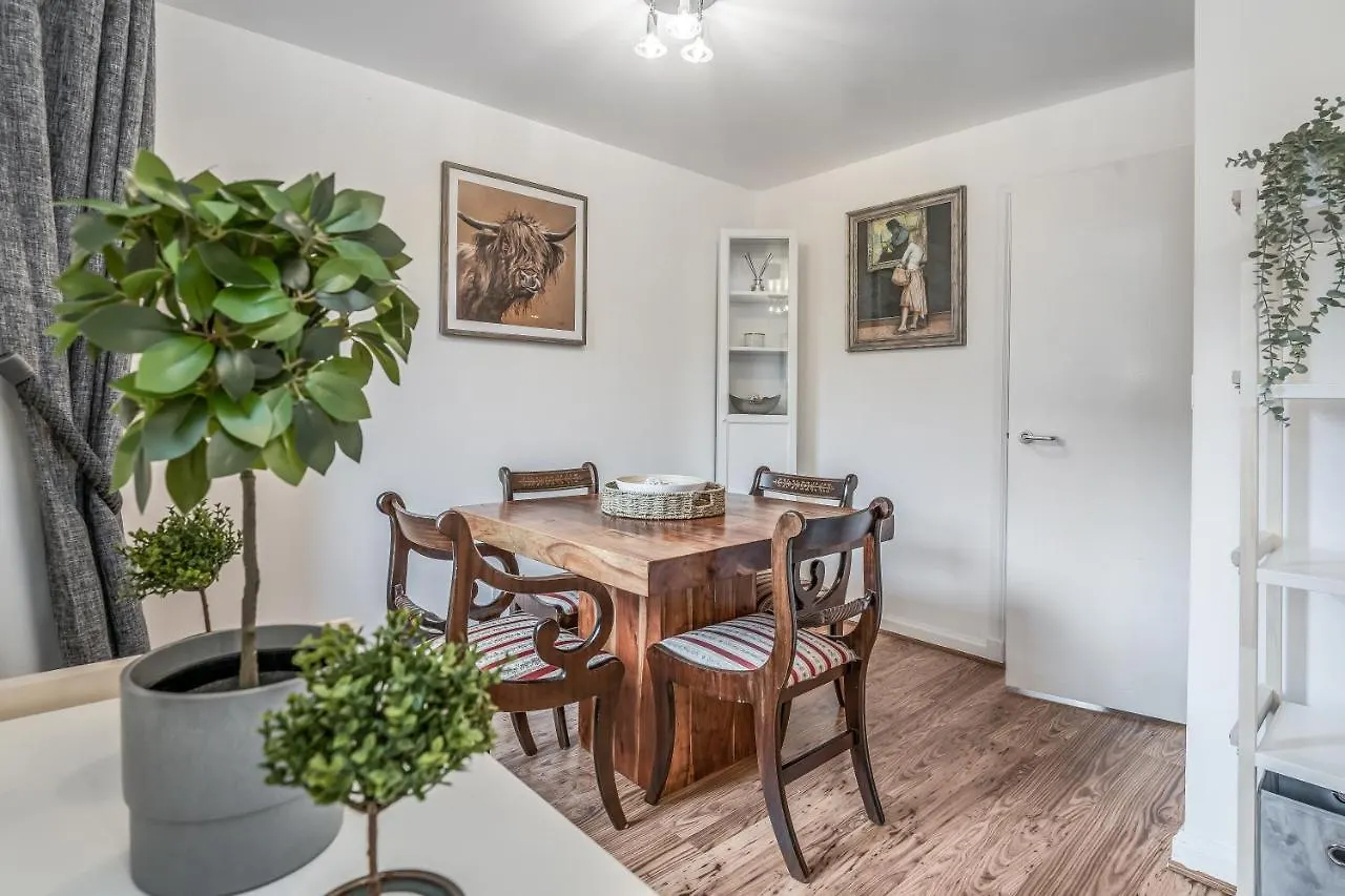 Spacious 3 Bedroom Modern House - Heart Of Edinburgh - Private Main Door Entrance & Private Garden With Stunning Views Of Arthur Seat