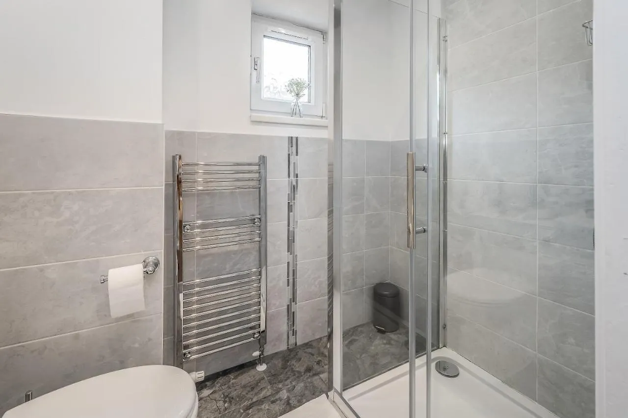 Spacious 3 Bedroom Modern House - Heart Of Edinburgh - Private Main Door Entrance & Private Garden With Stunning Views Of Arthur Seat 0*,  United Kingdom