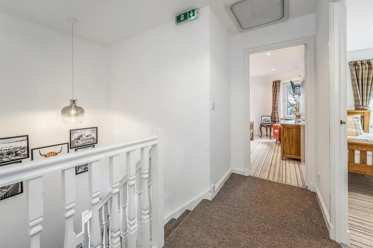 Spacious 3 Bedroom Modern House - Heart Of Edinburgh - Private Main Door Entrance & Private Garden With Stunning Views Of Arthur Seat